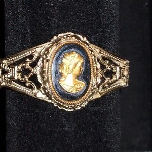 Vintage Whiting Davis Gold tone Black Glass Cameo Hinged Bangle Bracelet‎